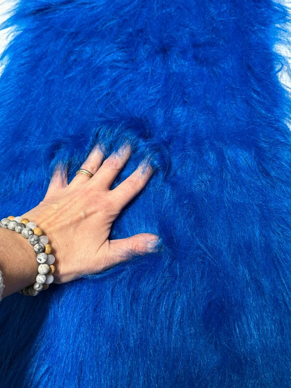 Coupon tissu fausse fourrure légère et vaporeuse à poils longs bleu roi 50cmx30cm