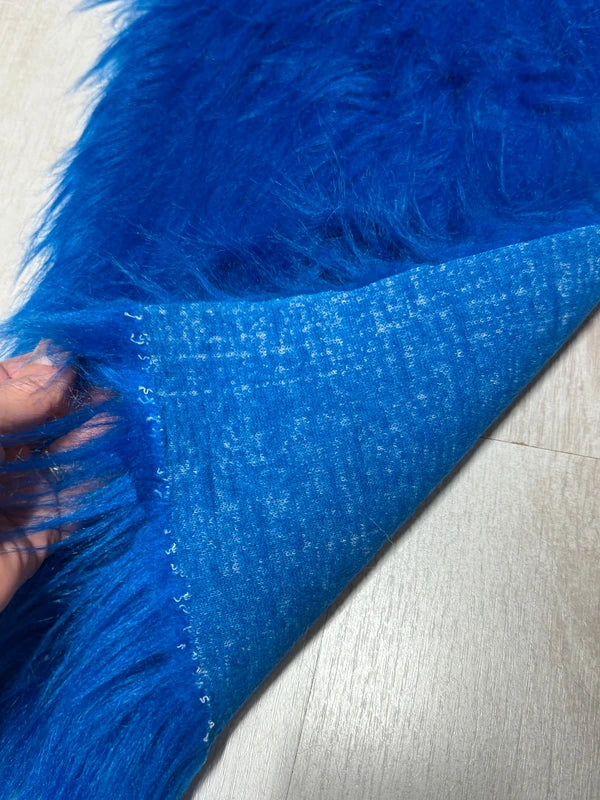 Coupon tissu fausse fourrure légère et vaporeuse à poils longs bleu roi 50cmx30cm