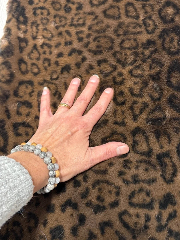 Coupon couture tissu fausse fourrure douce à poils mi-longs imprimée marron et noir 50cm x 30cm