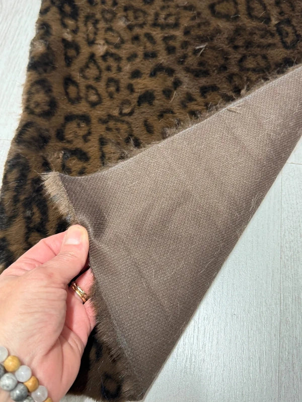 Coupon couture tissu fausse fourrure douce à poils mi-longs imprimée marron et noir 50cm x 30cm