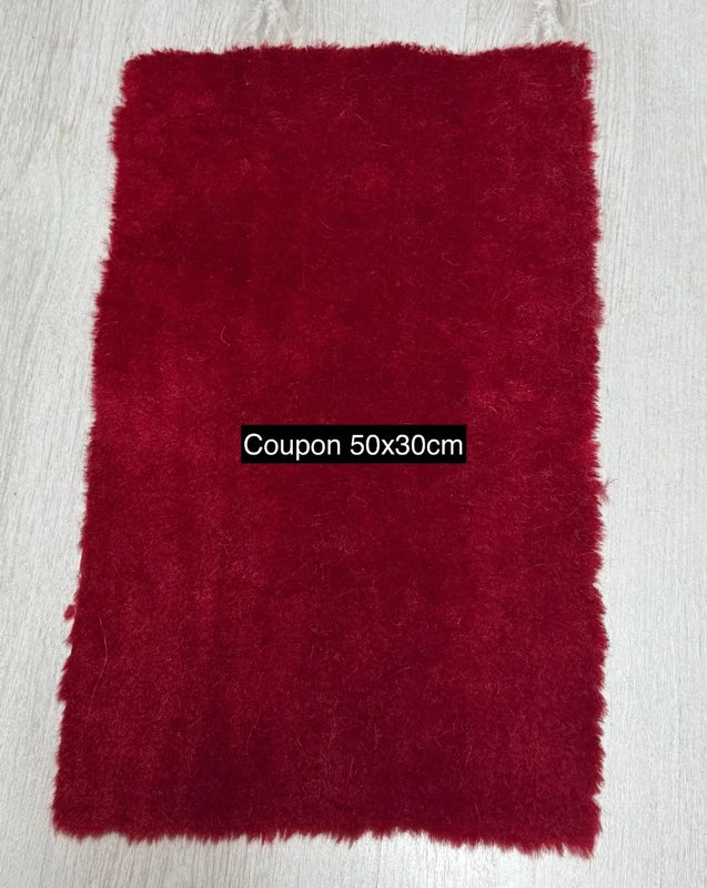Coupon fausse fourrure douce épaisse bouclée de qualité rouge rubis à poils mi-longs 50cm x 30cm
