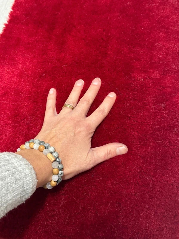 Coupon fausse fourrure douce épaisse bouclée de qualité rouge rubis à poils mi-longs 50cm x 30cm