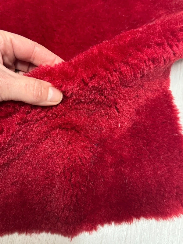 Coupon fausse fourrure douce épaisse bouclée de qualité rouge rubis à poils mi-longs 50cm x 30cm