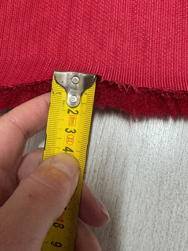 Coupon fausse fourrure douce épaisse bouclée de qualité rouge rubis à poils mi-longs 50cm x 30cm