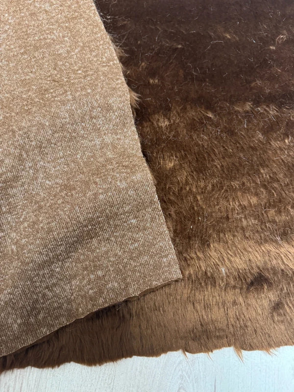 Coupon tissu fausse fourrure légère à poils mi-longs marron 44cm x 78cm