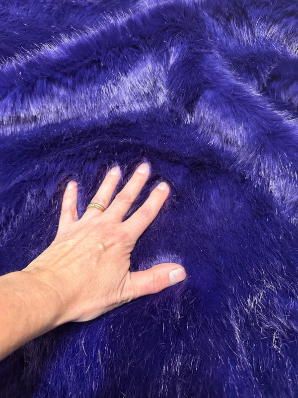 Coupon tissu fausse fourrure douce et épaisse violet à poils mi-longs 30cm x 83cm