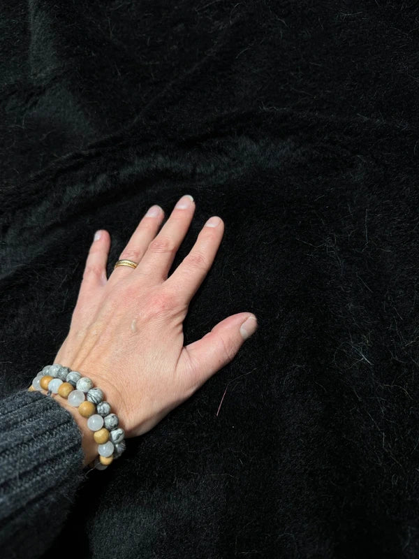 Coupon fausse fourrure à poils mi-longs épaisse et légère noir 30cm x 150cm