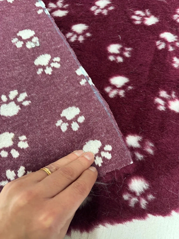 Fausse fourrure originale rouge bordeaux et blanc – Motif pattes vintage 35x50cm