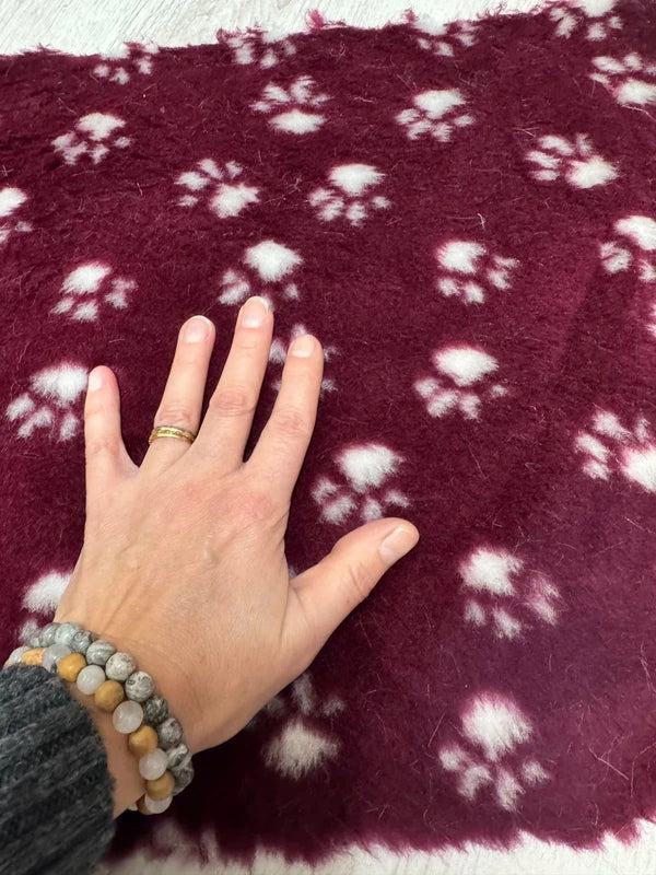 Fausse fourrure originale rouge bordeaux et blanc – Motif pattes vintage 35x50cm