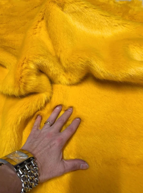 Coupon tissu fausse fourrure douce et épaisse jaune orange à poils mi-longs 30cm x 79cm
