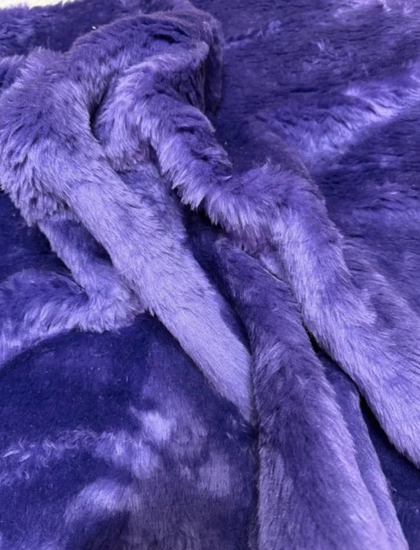 Coupon tissu fausse fourrure légère à poils mi-longs violet 32cm x 78cm