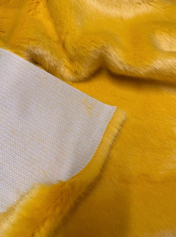 Coupon tissu fausse fourrure douce et épaisse jaune orange à poils mi-longs 30cm x 79cm