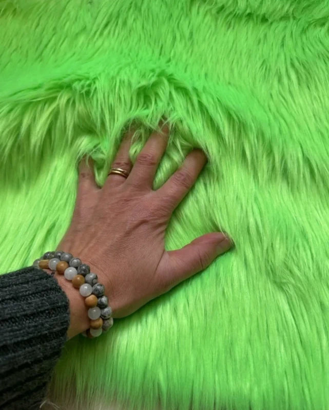 Coupon de qualité de fausse fourrure à poils longs doux vert fluo 17cm x 80cm