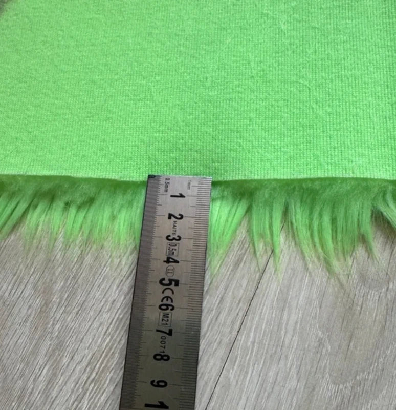 Coupon de qualité de fausse fourrure à poils longs doux vert fluo 17cm x 80cm