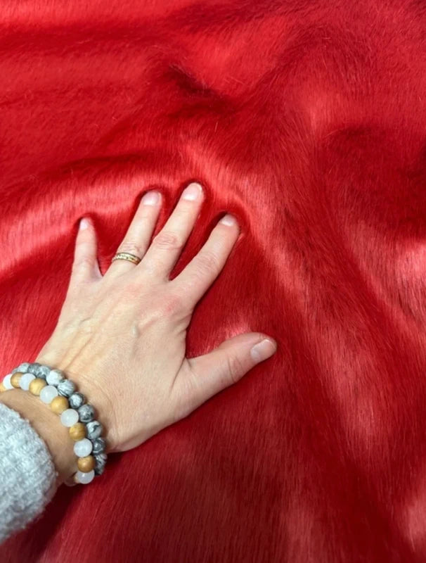 Coupon tissu fausse fourrure rouge de qualité à poils mi-longs 20cm x 190cm