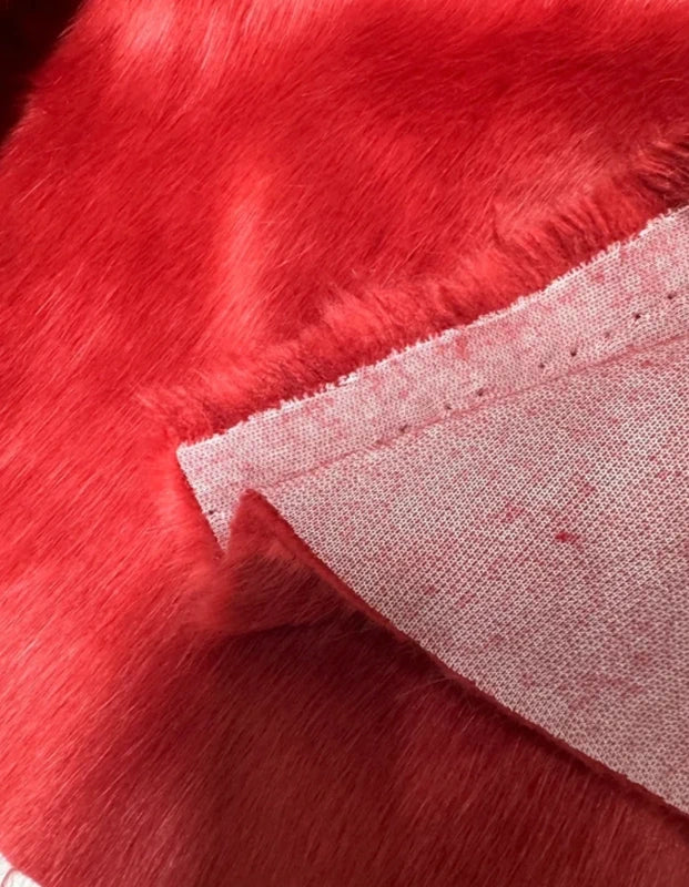 Coupon tissu fausse fourrure rouge de qualité à poils mi-longs 20cm x 190cm