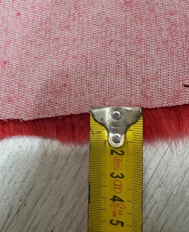Coupon tissu fausse fourrure rouge de qualité à poils mi-longs 20cm x 190cm