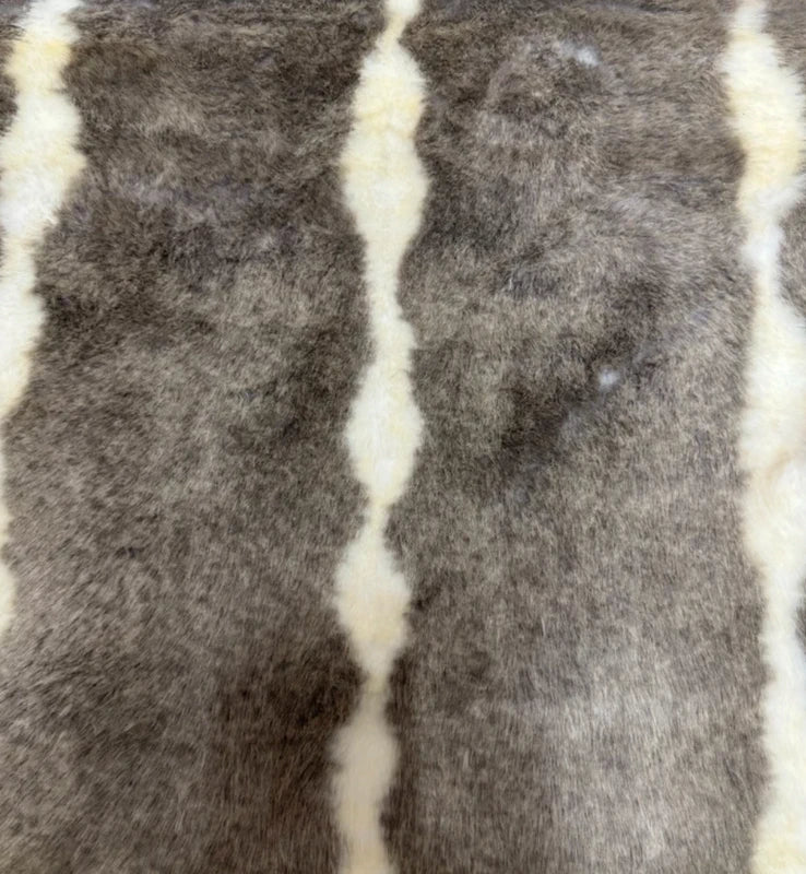 Coupon de fausse fourrure 33×80 cm marron et crème rayures poils mi-longs