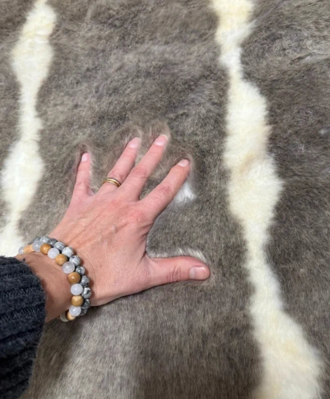 Coupon de fausse fourrure 33×80 cm marron et crème rayures poils mi-longs