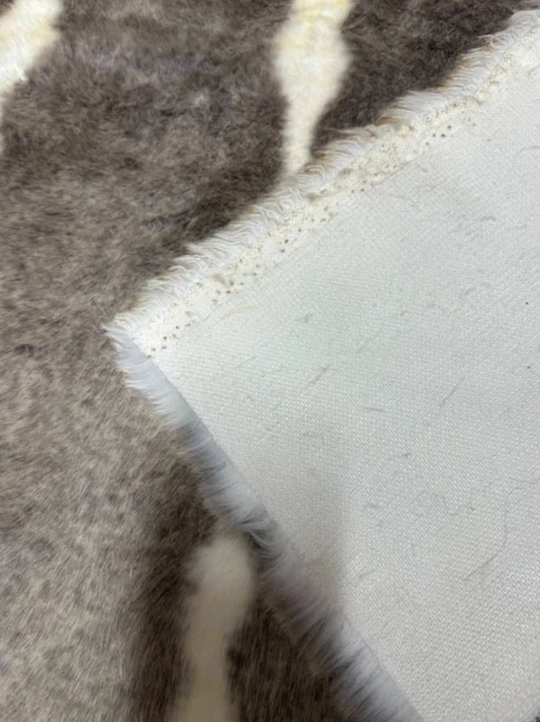 Coupon de fausse fourrure 33×80 cm marron et crème rayures poils mi-longs