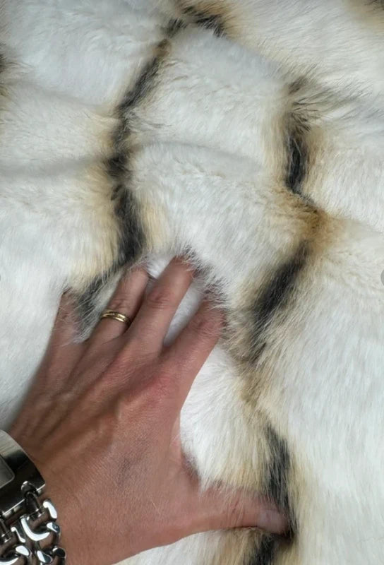 Coupon tissu très doux fausse fourrure à poils longs blanc rayé marron 30cm x 120cm