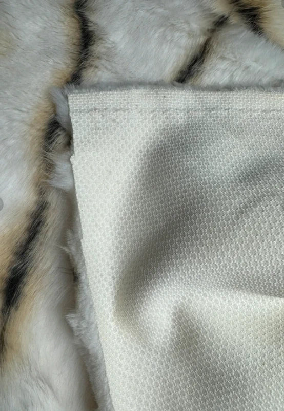 Coupon tissu très doux fausse fourrure à poils longs blanc rayé marron 30cm x 120cm