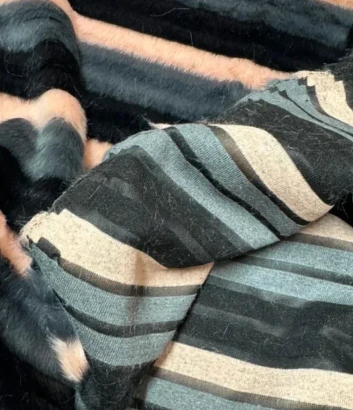 Coupon fausse fourrure douce texturée gris noir rose à poils mi-longs 23cmx159cm