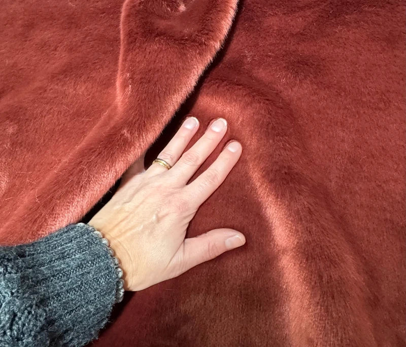 Coupon tissu fausse fourrure très douce et de qualité à poils mi-longs marron cuivré 30cm x 150cm