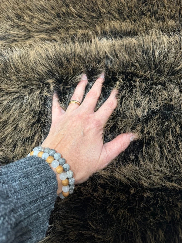 Fausse fourrure noir pointes marron poils longs 4cm – Coupon 20×98 cm