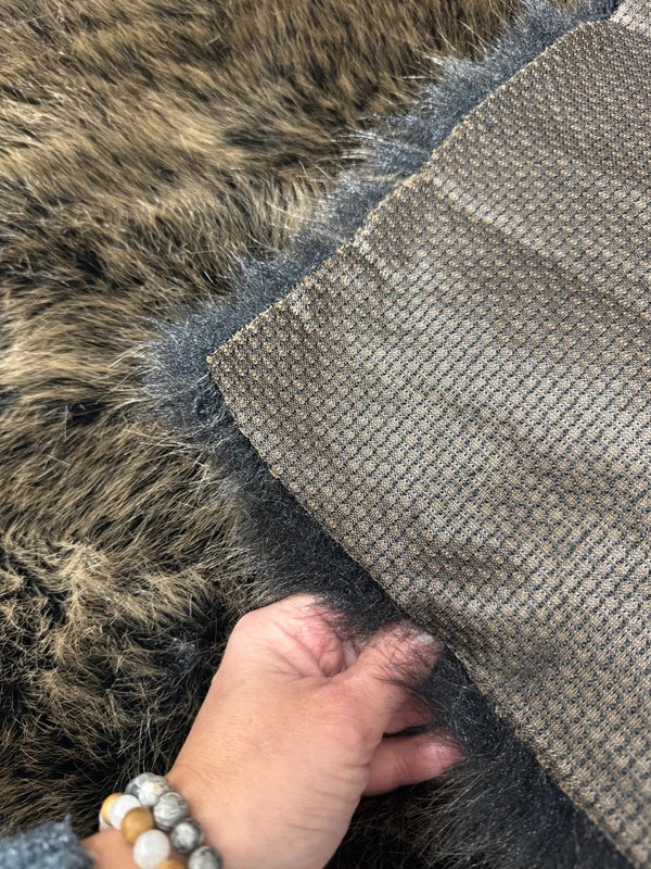 Fausse fourrure noir pointes marron poils longs 4cm – Coupon 20×98 cm