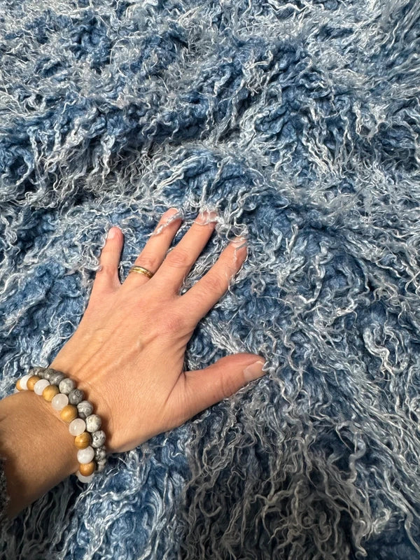 Coupon fausse fourrure frisée bleu mèches blanches très douce à poils longs 30cm x 152cm