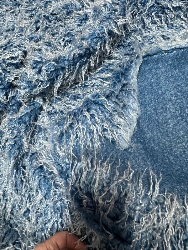 Coupon fausse fourrure frisée bleu mèches blanches très douce à poils longs 30cm x 152cm