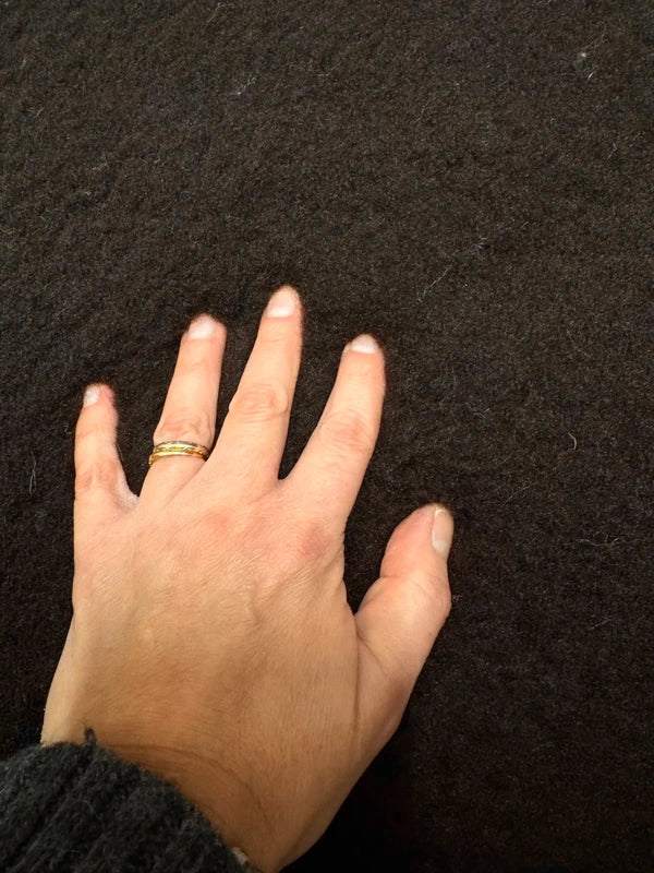 Coupon fausse fourrure épaisse et rigide à poils mi-longs marron foncé 30cm x 98cm