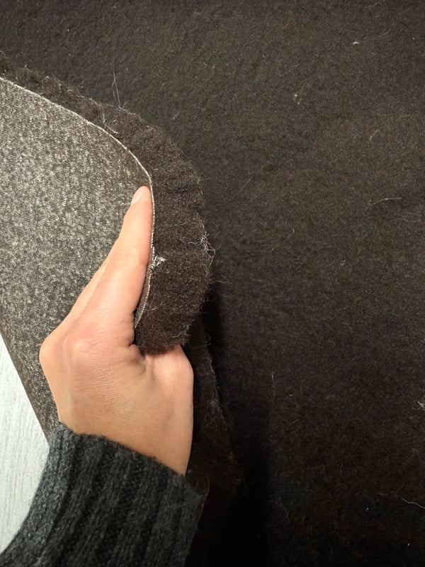 Coupon fausse fourrure épaisse et rigide à poils mi-longs marron foncé 30cm x 98cm