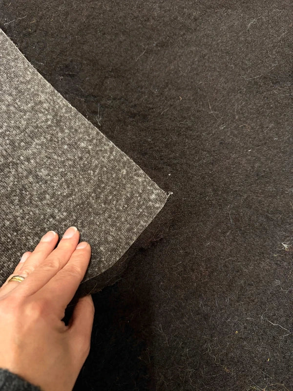 Coupon fausse fourrure épaisse et rigide à poils mi-longs marron foncé 30cm x 98cm