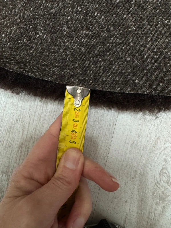 Coupon fausse fourrure épaisse et rigide à poils mi-longs marron foncé 30cm x 98cm