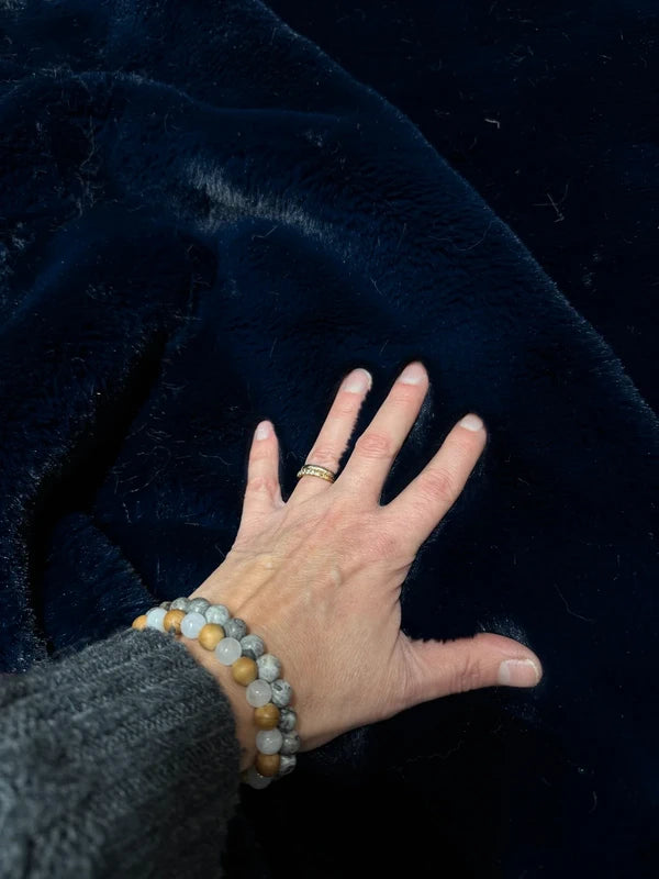 Coupon fausse fourrure très douce à poils mi-longs bleu marine 23cm x 136cm