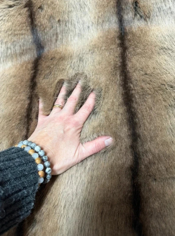 Coupon de fausse fourrure 30×87 cm marron et beige rayures poils mi-longs