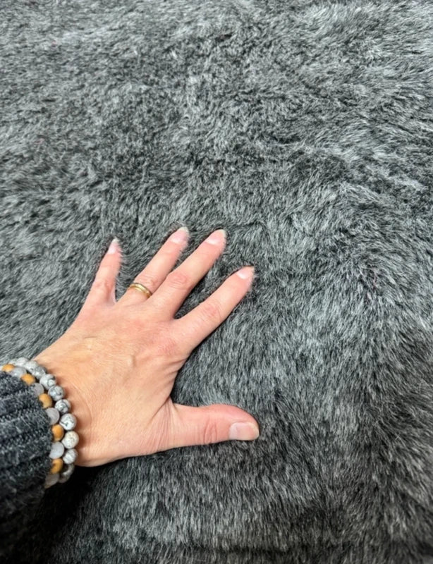 Coupon tissu fausse fourrure douce légère à poils mi-longs gris foncé 28cm x 85cm