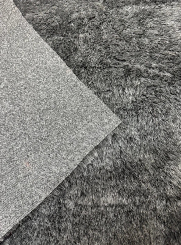 Coupon tissu fausse fourrure douce légère à poils mi-longs gris foncé 28cm x 85cm