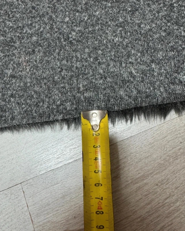 Coupon tissu fausse fourrure douce légère à poils mi-longs gris foncé 28cm x 85cm