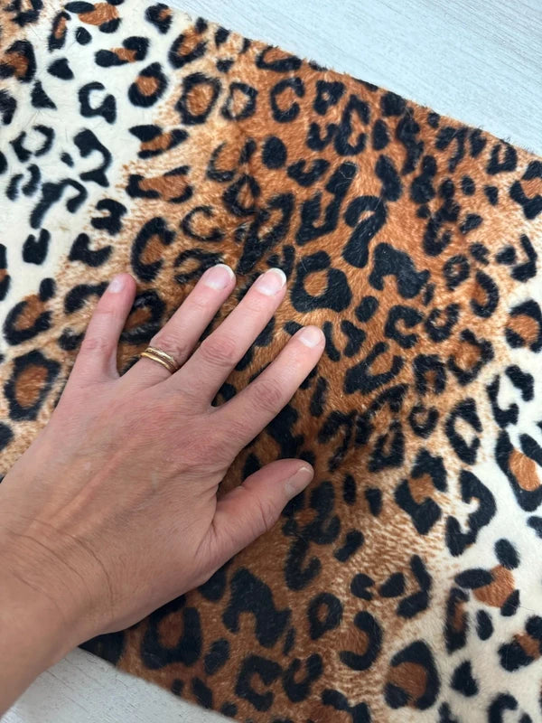 Coupon tissu fausse fourrure légère et ras à poils courts imprimée marron noir beige