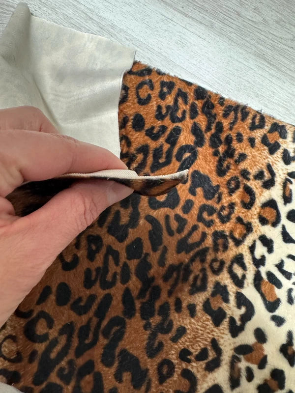 Coupon tissu fausse fourrure légère et ras à poils courts imprimée marron noir beige