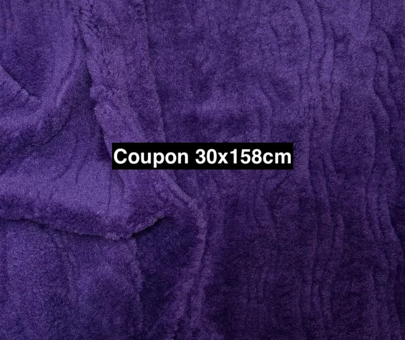 Coupon fausse fourrure douce de qualité texturé violet à poils mi- longs 30cm x 158cm