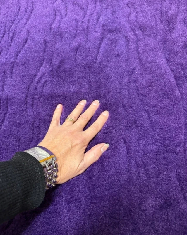 Coupon fausse fourrure douce de qualité texturé violet à poils mi- longs 33cm x 148cm