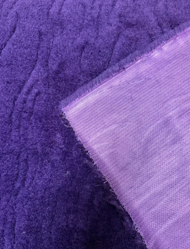 Coupon fausse fourrure douce de qualité texturé violet à poils mi- longs 33cm x 148cm