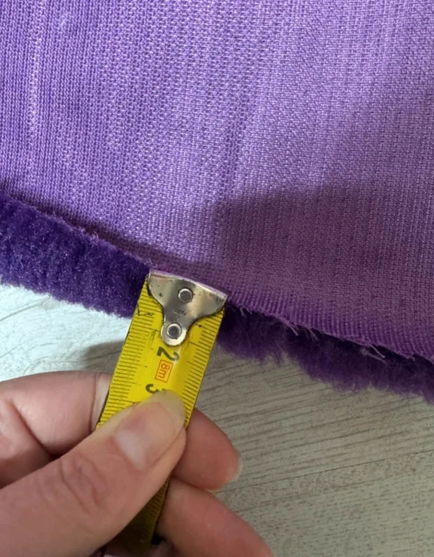 Coupon fausse fourrure douce de qualité texturé violet à poils mi- longs 33cm x 148cm