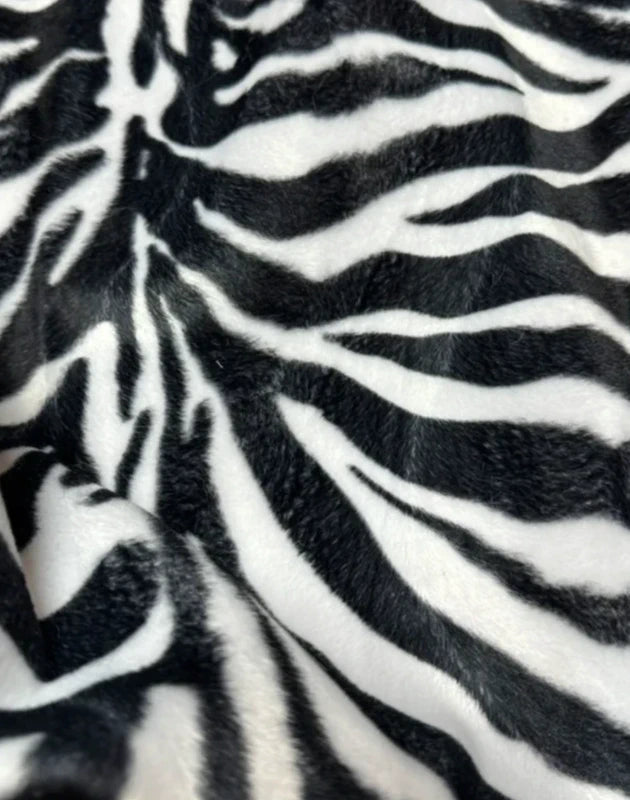 Coupon tissu fausse fourrure douce et ras à poils courts noir et blanc 33cmx154cm