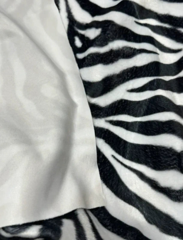 Coupon tissu fausse fourrure douce et ras à poils courts noir et blanc 33cmx154cm