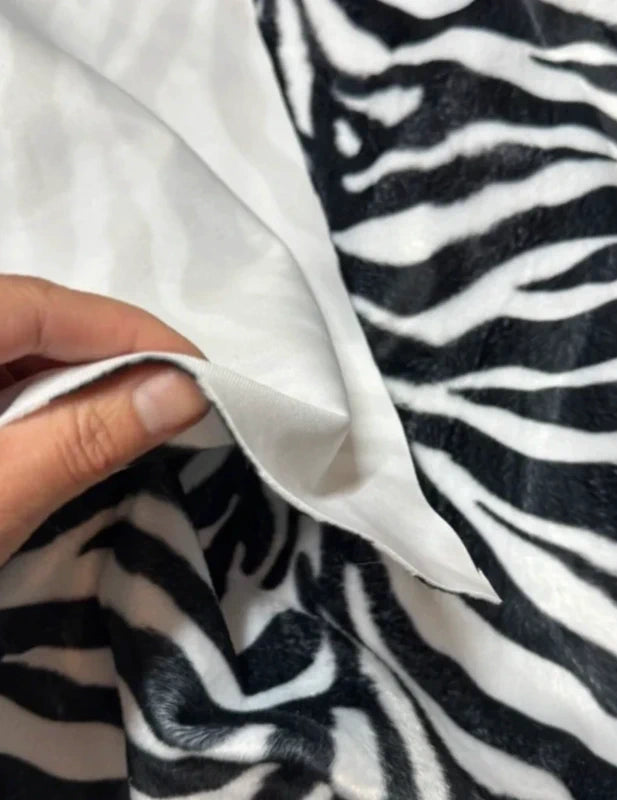 Coupon tissu fausse fourrure douce et ras à poils courts noir et blanc 33cmx154cm